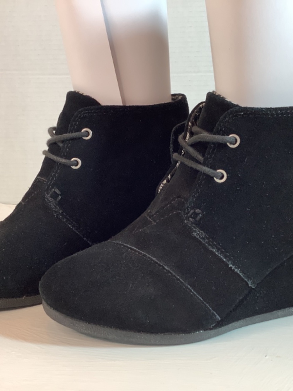 EUC Toms black suede wedge ankle boots sz, 6 - Picture 4 of 12